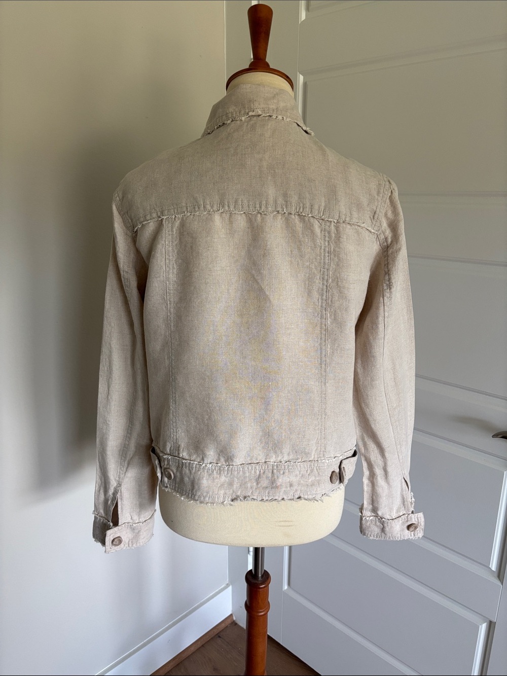Tommy Bahama Women's Light Beige Linen Jacket with Distressed Trim - Picture 4 of 6